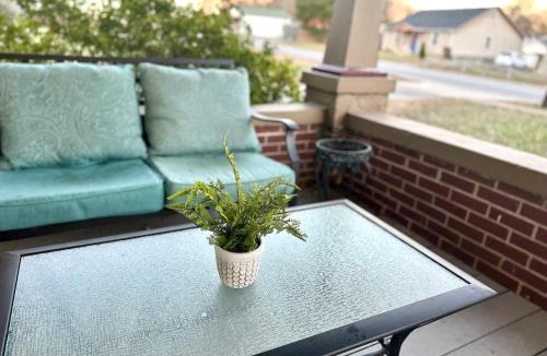 Long View House | Comfortable apartment, Near to Aviation Museum -Spruce Goose