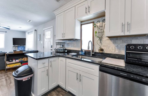 Bayview House | Comfortable Coastal Retreat - 30+ Nights - -W/D - Dog-Friendly Stay