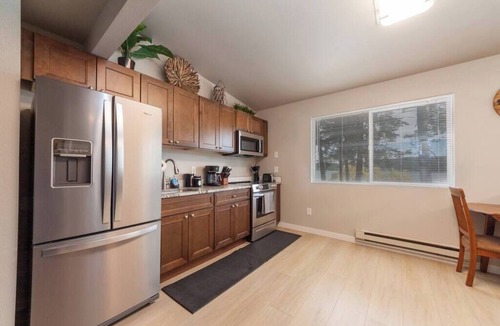 Valley House | Comfortable Duplex Unit - Beautiful Lake Views!
