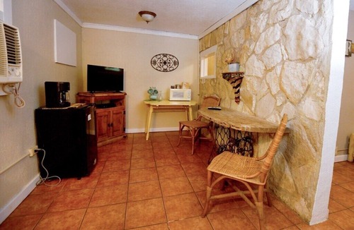 Leakey Apartment | Comfortable family inn room
