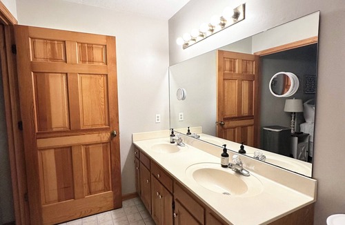 Melrose House | Comfortable Farmhouse Retreat Near Lake Santa Fe: Sleeps 16!