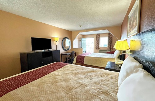 Mount Berry Hotel | Comfortable Room w/Kitchenette Conveniently Located Near Rice Springs Lake