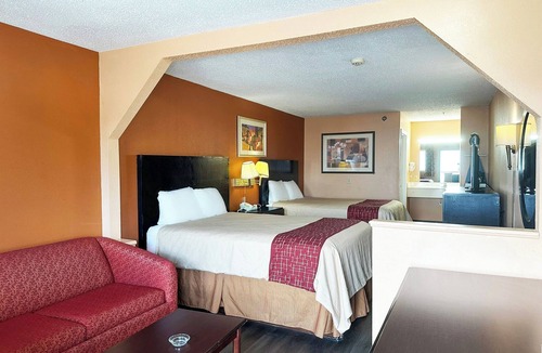Mount Berry Hotel | Comfortable Room w/Kitchenette Conveniently Located Near Rice Springs Lake