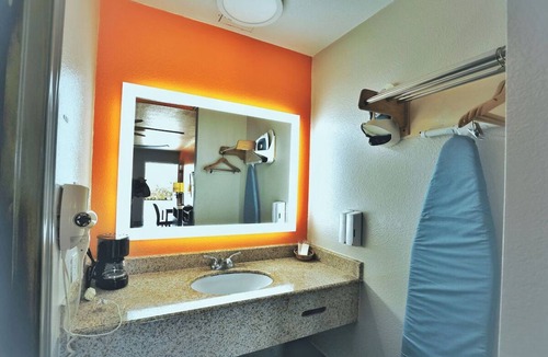 Shenandoah Hotel | Comfortable Room with All Essentials - Your Relaxing Haven, Free Parking