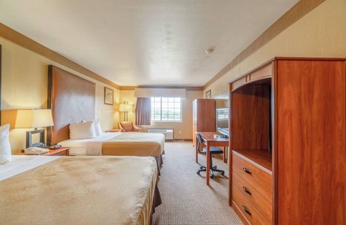 Beeville Hotel | Comfortable Three Rooms w/Queen Beds Close to Local Shops