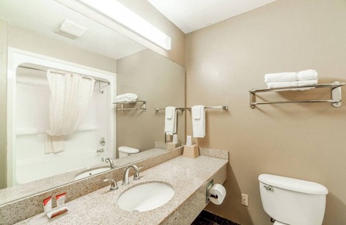 Beeville Hotel | Comfortable Three Rooms w/Queen Beds Close to Local Shops
