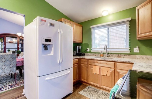 Alexandria West Apartment | Comfy 3 bedrooms and 2 baths with free parking