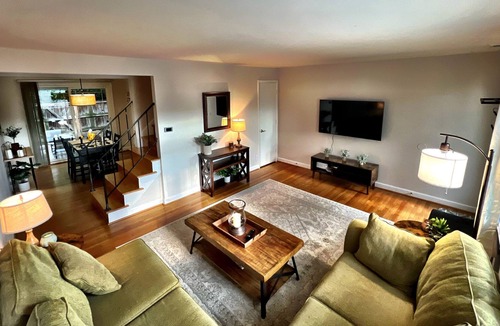Henrico House | Comfy townhouse in highly desirable area of town