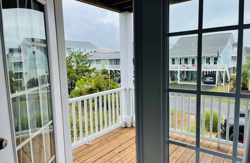 Holden Beach House | Compass Rose/109 Sunshine: Spacious 4BR house in beach in Holden Beach, NC.