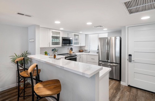 Kahaluu Bay Condo | 🏖️Complete Remodel | Ocean & Mountain Views | Concierge | Walk to Magic Sands