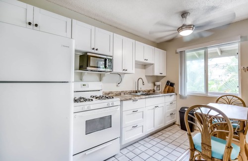 Kailua-Kona Condo | Condo at oceanfront resort with lanai, pool, grill & sundeck - walk to beach