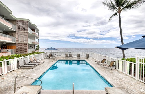 Kailua-Kona Condo | Condo at oceanfront resort with lanai, pool, grill & sundeck - walk to beach