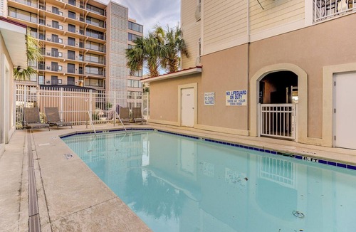 Myrtle Beach Condo | Condo pool garage short walk to beach