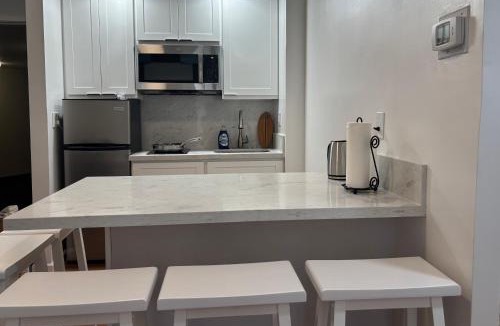 Downtown Honolulu Apartment | Condotel Quiet with High Ceiling Free Parking and WiFi