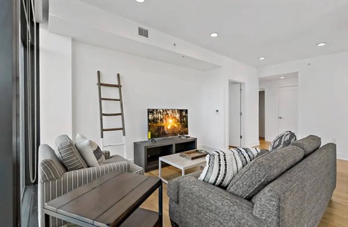 Shaw Bed & Breakfast | Contemporary | Downtown | Views | Luxury