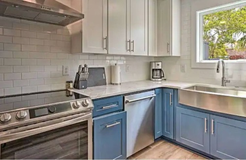 Old Village House | Contemporary Mount Pleasant Townhome Near Beach