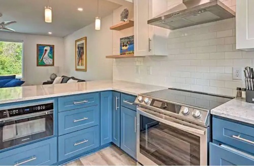 Old Village House | Contemporary Mount Pleasant Townhome Near Beach