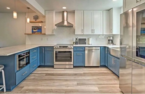 Old Village House | Contemporary Mount Pleasant Townhome Near Beach