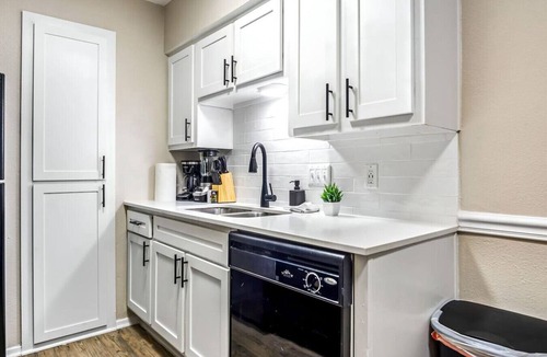 Brentwood Apartment | Contemporary One Bedroom One Bath with Pool Acces