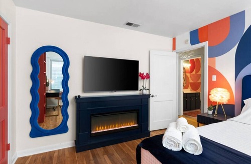 Greater South River City House | Content Casa: Near Bars/Pool/DT + Hot Tub/Patio