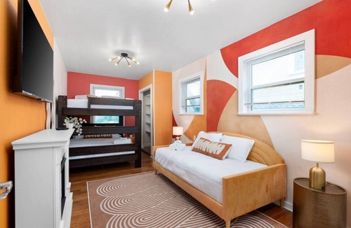 Greater South River City House | Content Casa: Near Bars/Pool/DT + Hot Tub/Patio