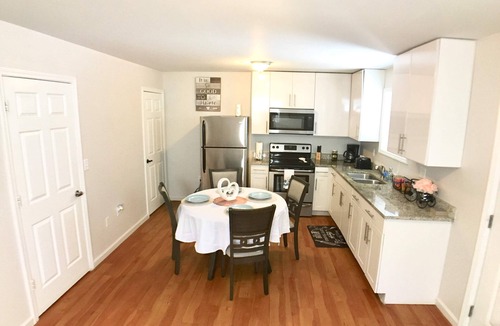 North Charleston Apartment | Convenient Bright 2 beds/1 Bath Apartment+10 Min Airport.Easy Access to Highway.