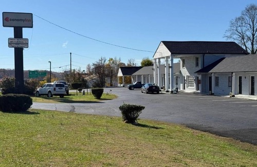 Danville Hotel | Convenient Pet-Friendly Room in Danville Near Local Attractions + Parking
