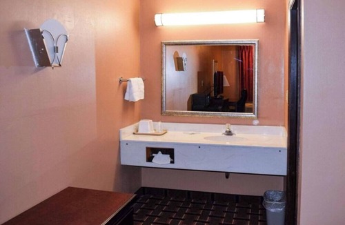 Richburg Hotel | Convenient Queen Room for Families or Couples – Affordable Rates, Great Location