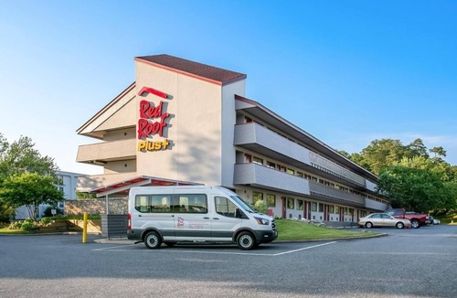 Linthicum Heights House | Convenient Room Near BWI – Free Shuttle Service and Cable TV