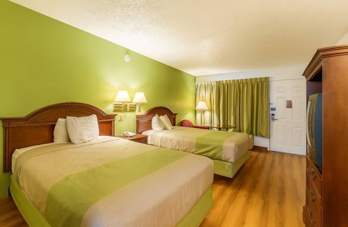 Edgewood Hotel | Convenient Room for Travelers w/Pet-Friendly Accommodations