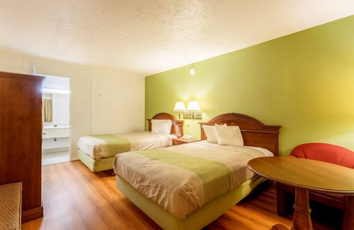 Edgewood Hotel | Convenient Room for Travelers w/Pet-Friendly Accommodations