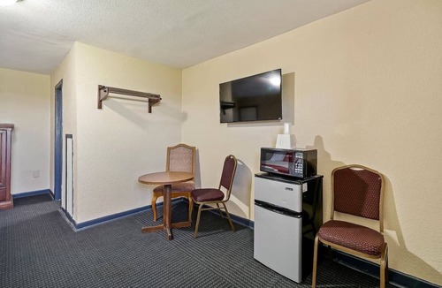 Luling Hotel | Convenient Stop Near BBQ Trail & Dining | 2 Units with Easy Access from I-10