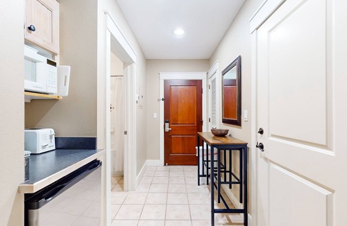 Baytowne Wharf Apartment | Convenient studio close to beach and pier w/WiFi, shared pool, AC