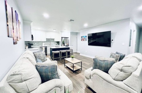 Metairie Condo | Conveniently Located Contemporary 6 Bed/6 Bath 15 Min to Downtown