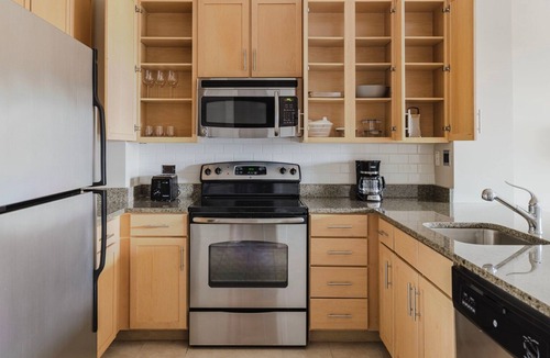 Mount Vernon Square Apartment | Cool Mount Vernon 1BR w/Gym & Rooftop Pool, nr Arena, by Blueground