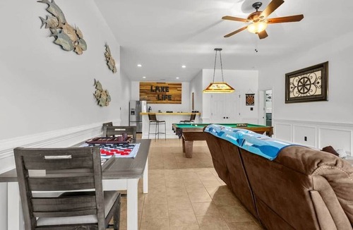 Bracey House | Copper Cove! Hot Tub, 5 Kings & 6 Bunks. FirePit-Sunroom-Sundeck-kayaks-SUP-Fish