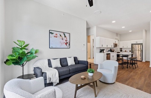 Fort Worth Apartment | Corbin 1305: 1-Bedroom Modern Columbia Suite