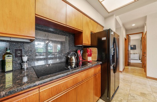 Waikoloa Condo | Corner condo on golf course with pool & hot tub access, & private washer/dryer