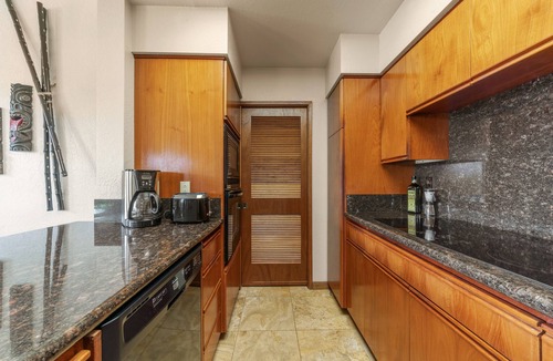 Waikoloa Condo | Corner condo on golf course with pool & hot tub access, & private washer/dryer