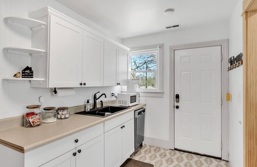Easley House | Cottage Chic~ Monthly Rental 2min to DT Easley!