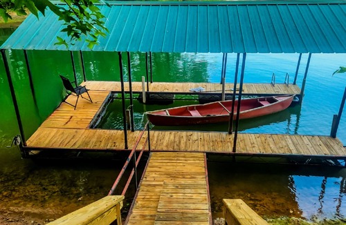 Gumlog House | Cottage on Lake Hartwell! Cozy fireplace, wooded trail to dock, & dog friendly!