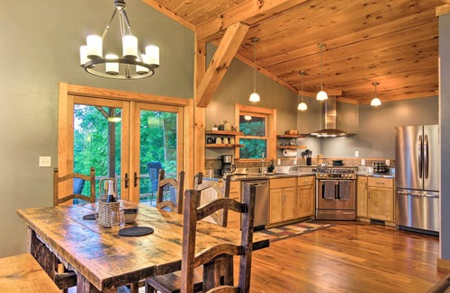 Brevard Cabin | Couples’ Treehouse Retreat w/Hot Tub & Views