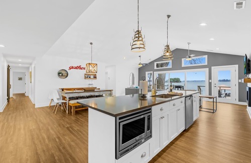 Mayhew House | Covered Dock, King Suite, Modern Design, & Kayaks