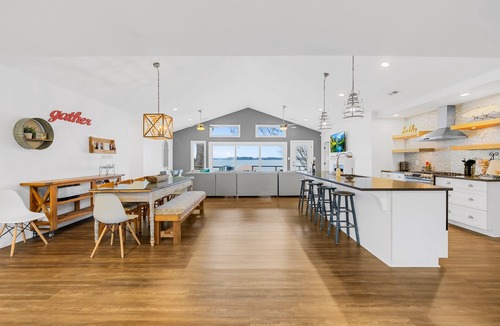 Mayhew House | Covered Dock, King Suite, Modern Design, & Kayaks