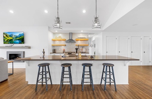 Mayhew House | Covered Dock, King Suite, Modern Design, & Kayaks