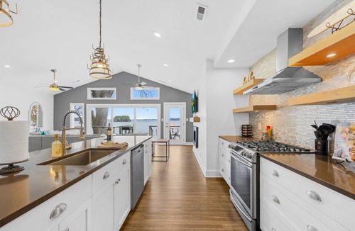Mayhew House | Covered Dock, King Suite, Modern Design, & Kayaks