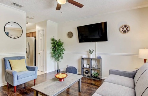 Savannah House | Covered Patio, Yard & Grill Near Historic District