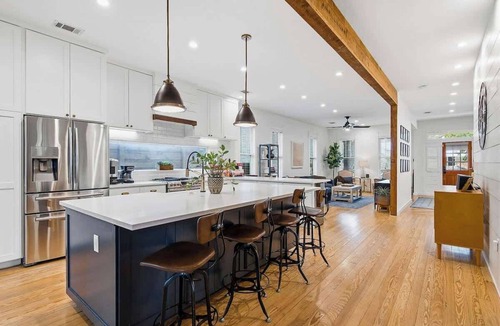 Holly House | Cowboy Pool, Putting Green - Mins to Downtown