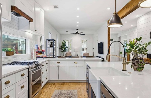 Holly House | Cowboy Pool, Putting Green - Mins to Downtown