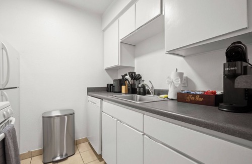 West Campus Apartment | Cozy 1-bedroom apartment in excellent Austin with AC